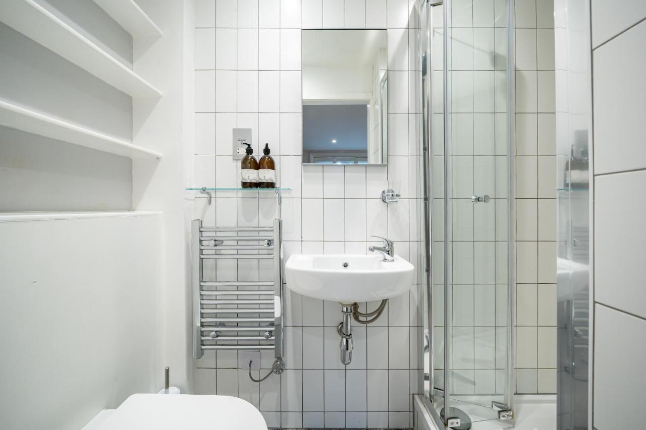 Sleek Flat With Communal Courtyard Лондон Екстериор снимка