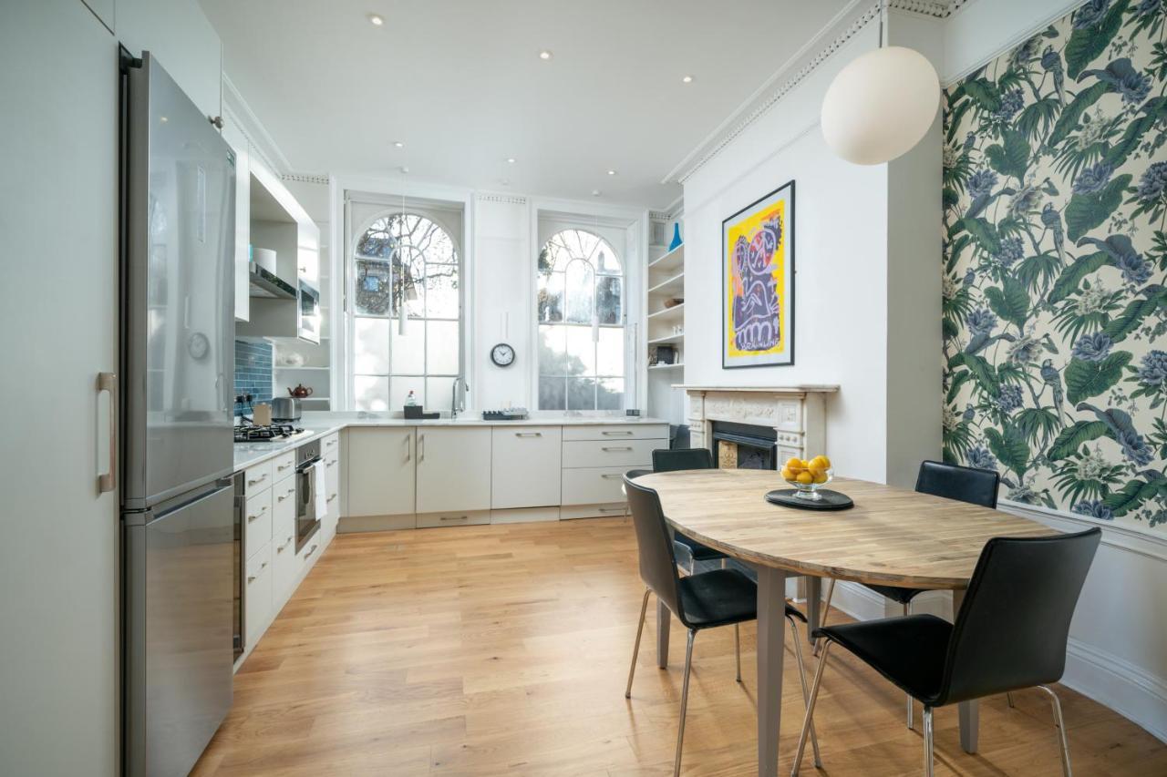 Sleek Flat With Communal Courtyard Лондон Екстериор снимка